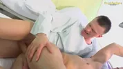 Patient baisé sur son lit d'hôpital