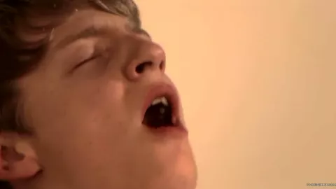 Tío mira por la ventana a sus amigos follando