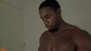 El muy musculoso DeAngelo Jackson probando su primer anal