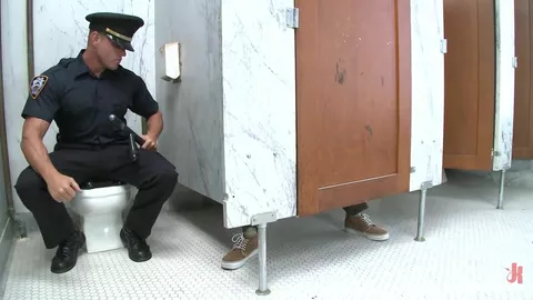 Policier chauffé par un exhib dans les toilettes publiques