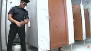 Polizist von Exhibitionisten auf öffentlicher Toilette angemacht