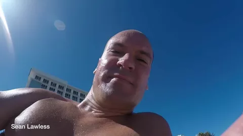 Pollón en una playa pública