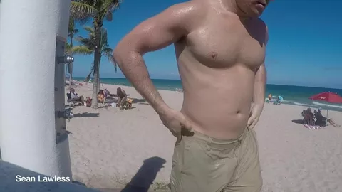 Pollón en una playa pública