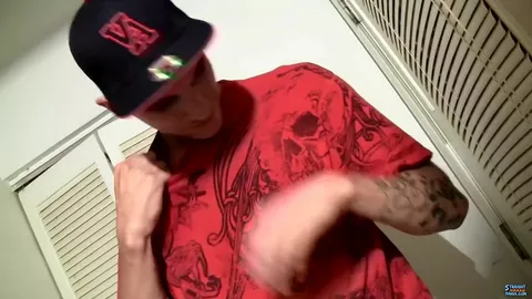 Hetero de barrio se pajea su polla gruesa