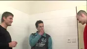 Lycéen se fait branler dans les chiottes par ses potes