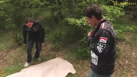 Bareback en el bosque entre dos moteros