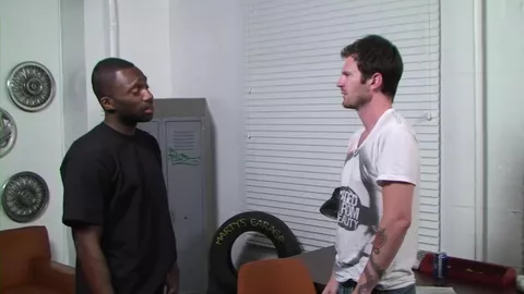 Athletischer Schwarzer fickt einen Weißen