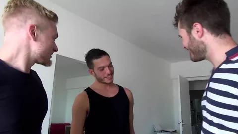 3 ragazzi che scopano in una spiaggia nudista