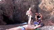 3 mecs en baise gay sur une plage naturiste