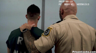 Der Wärter fickt den Häftling
