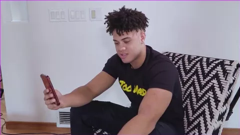 Mon pote me baise durant un threesome