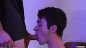 JH empale son cul poilu sur une grosse teub