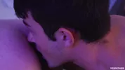 JH empale son cul poilu sur une grosse teub