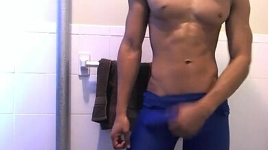 Il bande dans son maillot de lutteur en spandex