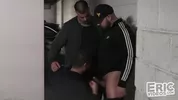 Submissiver Bottom wird im Parkhaus gefüllt — Andre Madd, Dimitri Venum & Jose