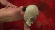 Esclave sexuel avec masque à gaz