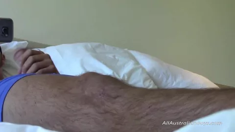 Zac, um australiano gato se masturbando