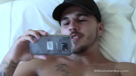 Zac, bell’australiano che si masturba