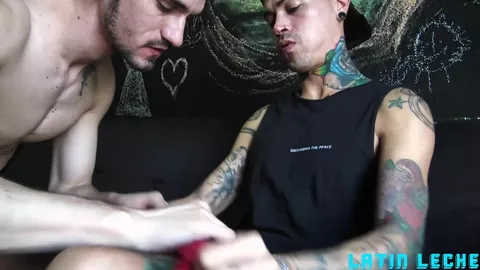 Tätowierter Hipster fickt meinen Freund