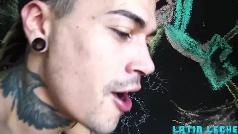 Hipster tatoué baise mon petit ami