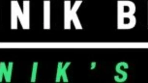 Dominiks se masturba com o dedo