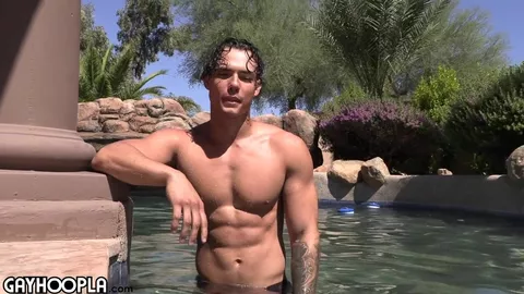 Tipo scolpito si sega dopo la piscina