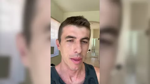 Tipo scolpito si sega dopo la piscina