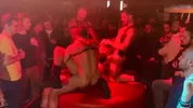Show de orgía en un club gay