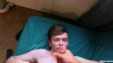 Plan de hotel con un chico joven cruzado en la calle