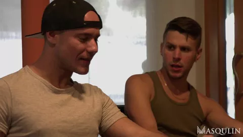 Couple baise avec leur hôte Airbnb