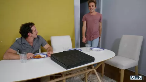 Le beau père de son meilleur ami le rejoint sous la douche