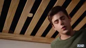 Il suce une bite à travers le matelas d'un lit superposé