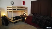 Il suce une bite à travers le matelas d'un lit superposé