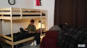 Il suce une bite à travers le matelas d'un lit superposé