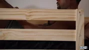 Il suce une bite à travers le matelas d'un lit superposé