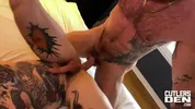 Viril tätowierter Kerl tierisch durchgenommen