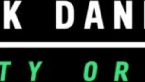 Nick Danner si gode con un dildo la vigilia di Natale