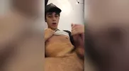Garçon mignon se branle