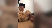Garçon mignon se branle
