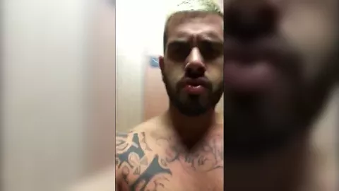 Le regalo a un oso una buena dosis de leche fresca