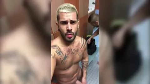 Le regalo a un oso una buena dosis de leche fresca