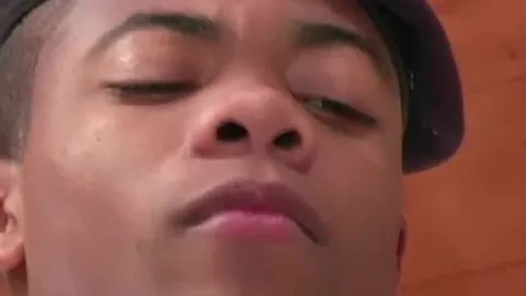 Se la chupa a un soldado