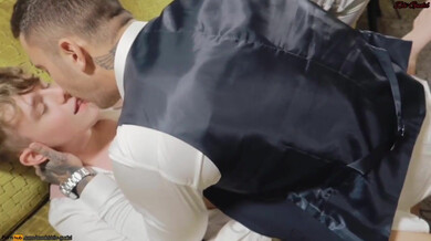 Twink efemminato viene scopato da un manzo muscoloso