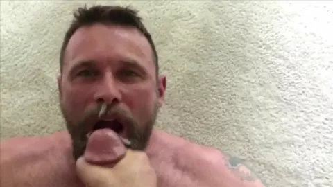 Corrida facial sobre el daddy