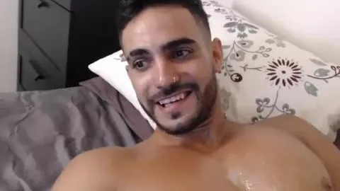 Guapo árabe eyacula sobre su pecho