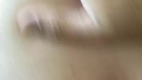 Er leert die Eier seines arabischen Masters