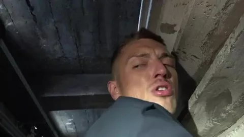 Coatto biondo si fa scopare da un arabo nelle cantine