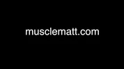 Daddy musculado trabaja el culo de su sumiso
