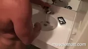 Daddy musculado trabaja el culo de su sumiso