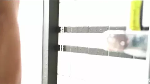 Thailändischer Bodybuilder wichst